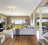LUXURY WATERFRONT FAMILY HOME-TASMANIA I-L'Abode - Accommodation in Bendigo