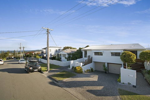 Minutes Walk To Peregian Beach And Surf! - Unit 1/28 Pelican Street - Accommodation in Bendigo 0