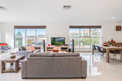 Modern Unit With Balconies Near Melbourne Airport - Accommodation in Bendigo 0