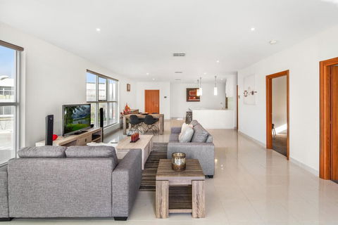 Modern Unit With Balconies Near Melbourne Airport - Accommodation in Bendigo 2