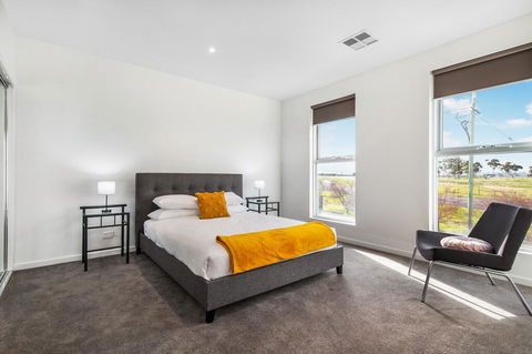 Modern Unit With Balconies Near Melbourne Airport - Accommodation in Bendigo 1
