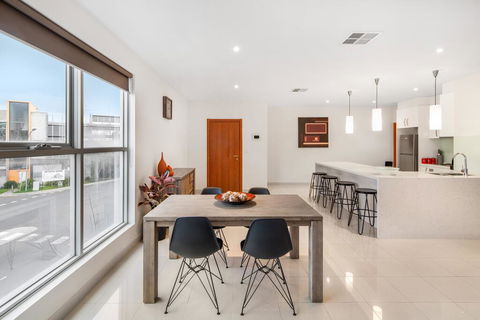 Modern Unit With Balconies Near Melbourne Airport - Accommodation in Bendigo 3