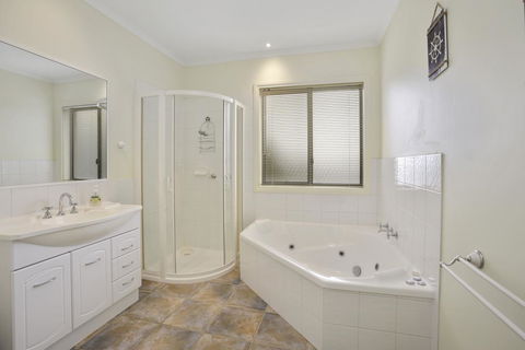 NELSON COVE 2 - Townhouse A Short Walk To Town - Accommodation in Bendigo 3