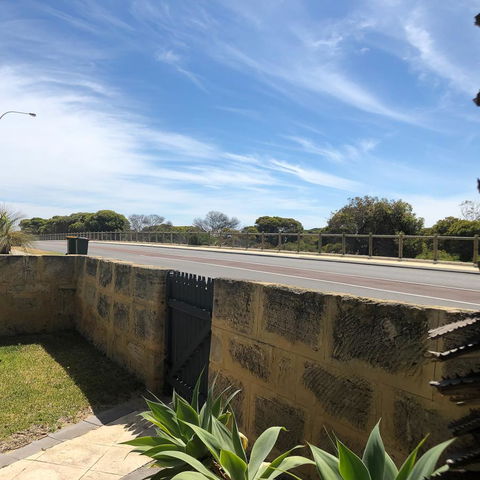 Mullaloo Beachfront Retreat - Accommodation in Bendigo 10