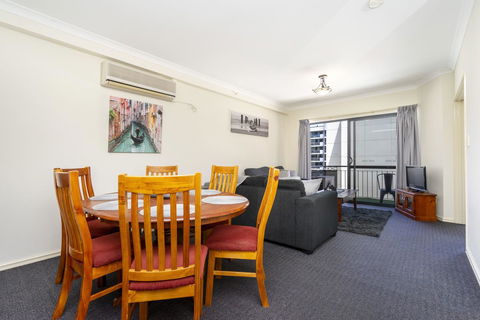 Oversized Eastend Sleeps 6 Free PARKING+POOL WIFI - Accommodation in Bendigo 5