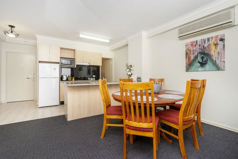 Oversized Eastend Sleeps 6 Free PARKING+POOL WIFI - Accommodation in Bendigo 9