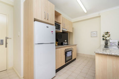 Oversized Eastend Sleeps 6 Free PARKING+POOL WIFI - Accommodation in Bendigo 17