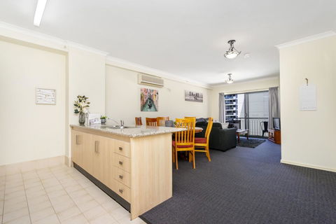 Oversized Eastend Sleeps 6 Free PARKING+POOL WIFI - Accommodation in Bendigo 2