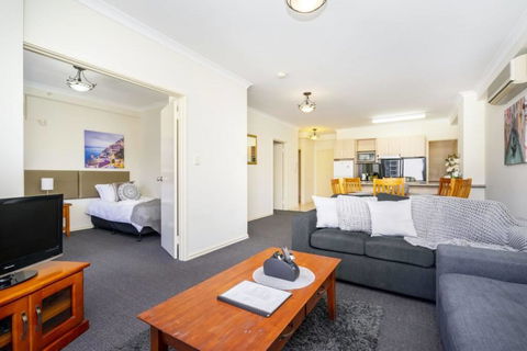 Oversized Eastend Sleeps 6 Free PARKING+POOL WIFI - Accommodation in Bendigo 42