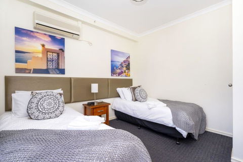 Oversized Eastend Sleeps 6 Free PARKING+POOL WIFI - Accommodation in Bendigo 28