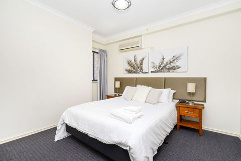 Oversized Eastend Sleeps 6 Free PARKING+POOL WIFI - Accommodation in Bendigo 11
