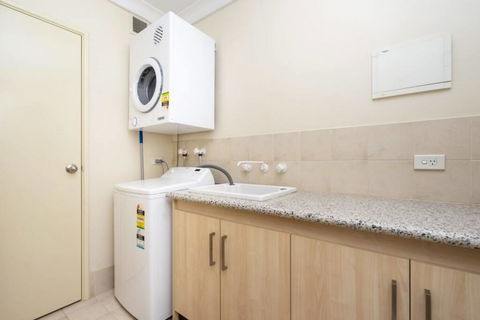 Oversized Eastend Sleeps 6 Free PARKING+POOL WIFI - Accommodation in Bendigo 40