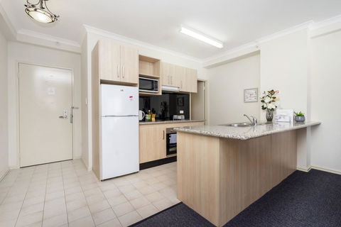 Oversized Eastend Sleeps 6 Free PARKING+POOL WIFI - Accommodation in Bendigo 10