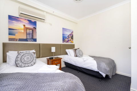 Oversized Eastend Sleeps 6 Free PARKING+POOL WIFI - Accommodation in Bendigo 19