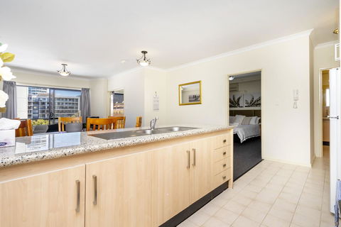 Oversized Eastend Sleeps 6 Free PARKING+POOL WIFI - Accommodation in Bendigo 4