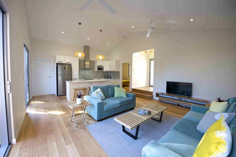 Sunny Blinco Street House - Accommodation in Bendigo 2