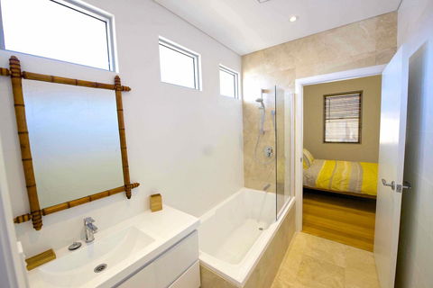 Sunny Blinco Street House - Accommodation in Bendigo 9