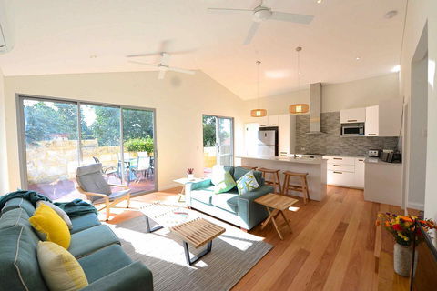Sunny Blinco Street House - Accommodation in Bendigo 0