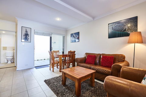 Fremantle Townhouse Unit 6 - Accommodation in Bendigo 1