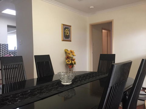 â˜… Stylish Family Home! â˜… - Accommodation in Bendigo 7