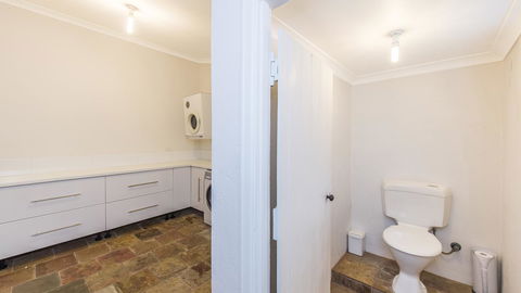 Leisurely Manor - Spacious Three Bedroom Home In Fremantle - Accommodation in Bendigo 12