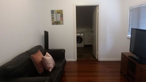 Leisurely Manor - Spacious Three Bedroom Home In Fremantle - Accommodation in Bendigo 11