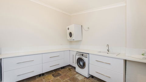 Leisurely Manor - Spacious Three Bedroom Home In Fremantle - Accommodation in Bendigo 9