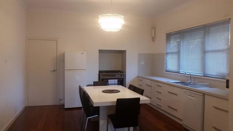 Leisurely Manor - Spacious Three Bedroom Home In Fremantle - Accommodation in Bendigo 3