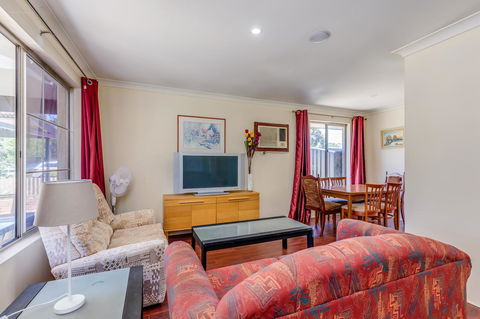 Brilliant, Neat, Convenient, Family-friendly House - Accommodation in Bendigo 0