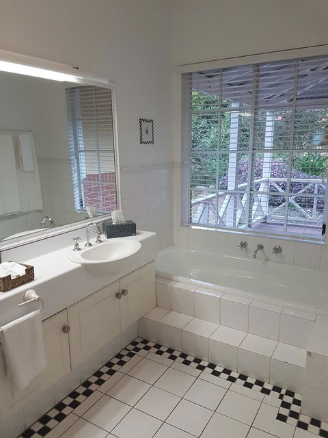 Two Sisters Chalets - Accommodation in Bendigo 2