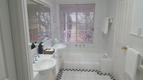 Two Sisters Chalets - Accommodation in Bendigo 36