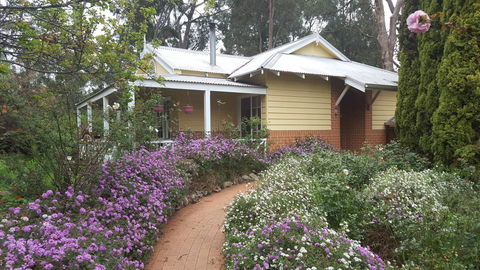 Two Sisters Chalets - Accommodation in Bendigo 6