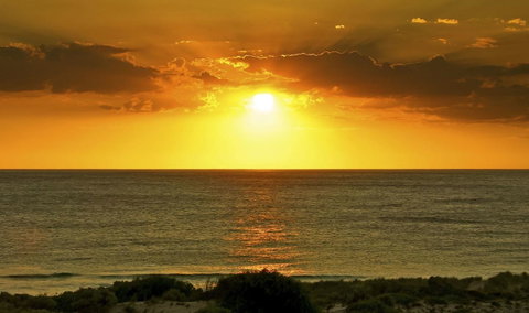 Scarborough & Absolutely Beachfront - Accommodation in Bendigo 3