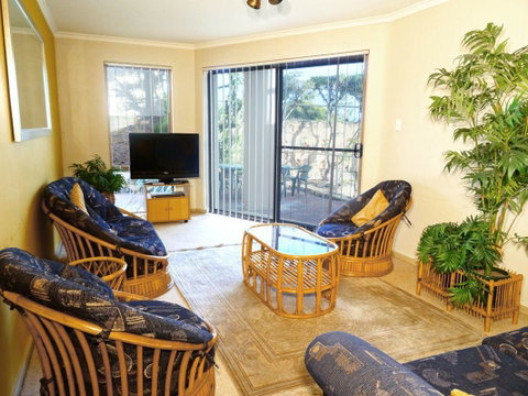 Scarborough & Absolutely Beachfront - Accommodation in Bendigo 10