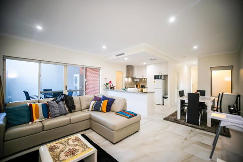 VIP Stays - Villa De Burswood Luxury 3BR Suite W/ King Bed FREE WIFI - Accommodation in Bendigo 0