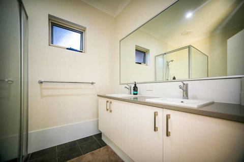 VIP Stays - Villa De Burswood Luxury 3BR Suite W/ King Bed FREE WIFI - Accommodation in Bendigo 3
