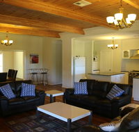 Burton Farmhouse - Accommodation in Bendigo