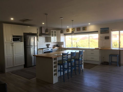 Halls Head Beach House - Accommodation in Bendigo 4