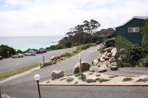 BINALONG BEACH COTTAGE Beachfront At Bay Of Fires Next To Restaurant - Accommodation in Bendigo 19