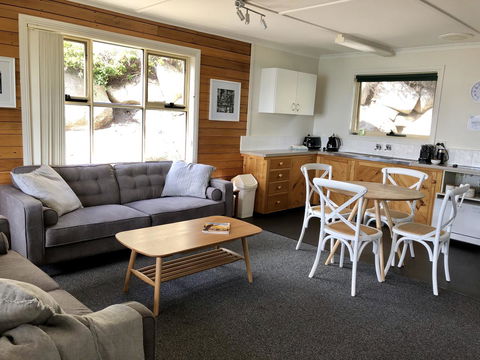 BINALONG BEACH COTTAGE Beachfront At Bay Of Fires Next To Restaurant - Accommodation in Bendigo 2