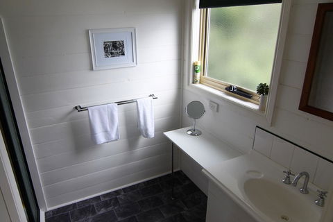 BINALONG BEACH COTTAGE Beachfront At Bay Of Fires Next To Restaurant - Accommodation in Bendigo 7