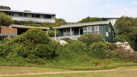 BINALONG BEACH COTTAGE Beachfront At Bay Of Fires Next To Restaurant - Accommodation in Bendigo 8