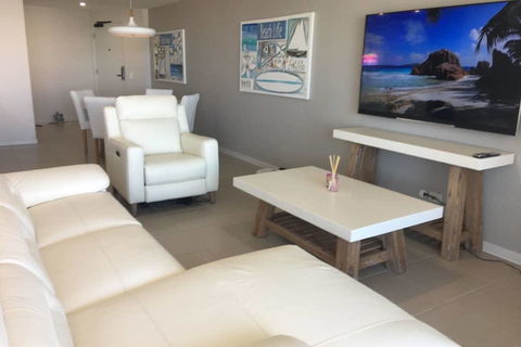 NEW UPMARKET COMFORTABLE 2 Bed, 2 Bath, OCEAN VIEWS, 250m To BUDDINA BEACH! - Accommodation in Bendigo 3