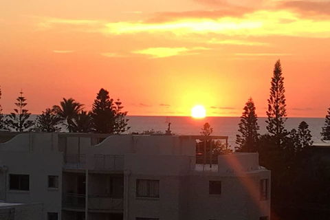 NEW UPMARKET COMFORTABLE 2 Bed, 2 Bath, OCEAN VIEWS, 250m To BUDDINA BEACH! - Accommodation in Bendigo 1