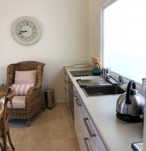 NEW: Tranquil Retreat -The Barn House Ingleside, Northern Beaches - Accommodation in Bendigo 3