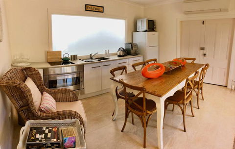 NEW: Tranquil Retreat -The Barn House Ingleside, Northern Beaches - Accommodation in Bendigo 2