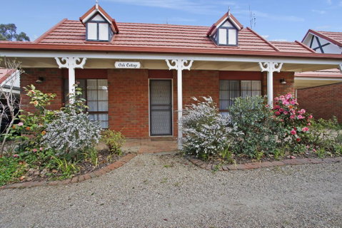 Oak Cottage - Tudor Village Unit 5 - Accommodation in Bendigo 0