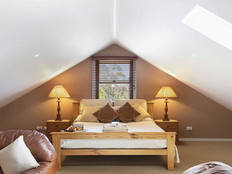 Old Mansfield Loft - Gardens, Gazebo And Getaways - Accommodation in Bendigo 3