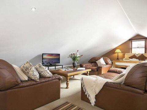 Old Mansfield Loft - Gardens, Gazebo And Getaways - Accommodation in Bendigo 2