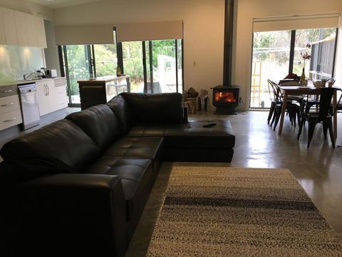 Oystercatcher - On The Banks Of The Lagoon - Accommodation in Bendigo 1